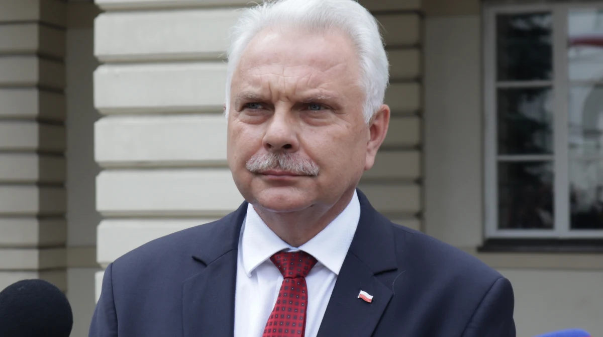 Najwięcej zaszczepionych jest w grupie osób powyżej 60. roku życia, ale jednocześnie najwięcej tych osób umiera z powodu Covid-19, w dobie piątej fali seniorzy powinni ograniczyć kontakty z innymi osobami - mówił w niedzielę wiceminister zdrowia Waldemar Kraska.