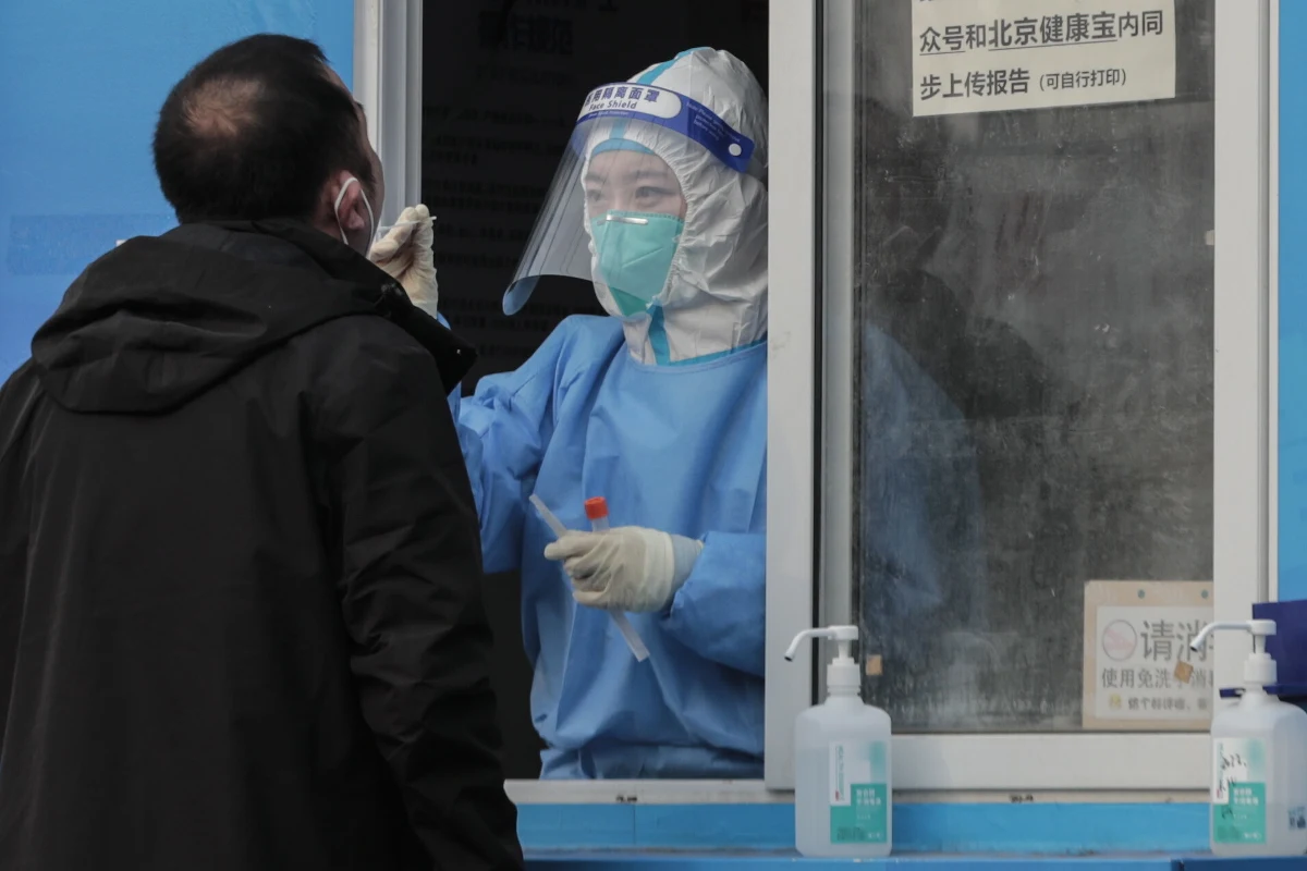 Według globalnej platformy wymiany danych o koronawirusach (GISAID), najczęstszy podwariant SARS-CoV-2, to wysoce zakaźny Omikron BA.1. Do 25 stycznia br. stanowił już 98,8 proc. zsekwencjonowanych przypadków infekcji. Jednak w części Europy i Azji zaczyna się rozprzestrzeniać podwariant BA.2.