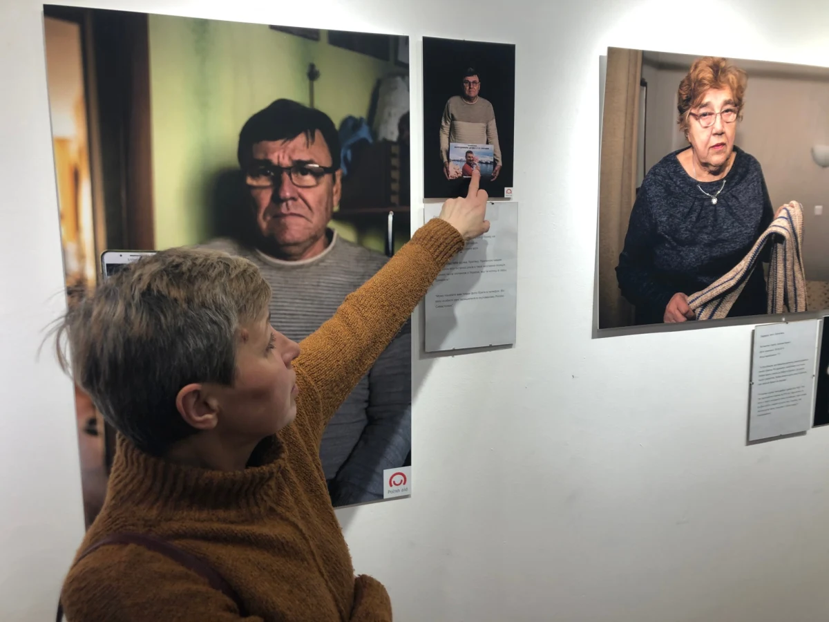 Na jednym ze zdjęć matka przytulająca kurtkę swojego syna. Tuż obok fotografia jej męża, który wspomina, jak ich syn był kilkuletnim dzieckiem. Mieszkali wtedy w Prypeci, gdzie kilka lat później doszło do wybuchu reaktora. To jednak nie eksplozja czarnobylskiej elektrowni okazała się ich największym życiowym sztormem.