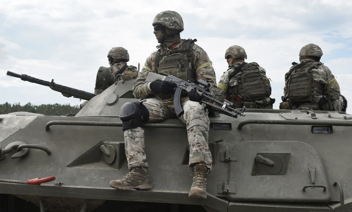 Jeśli rosyjscy urzędnicy są szczerzy, gdy mówią, że nie chcą wojny, muszą wycofać wojska, które zgromadzili w pobliżu granic Ukrainy oraz na okupowanych częściach kraju - napisał w niedzielę na Twitterze ukraiński minister spraw zagranicznych Dmytro Kułeba.