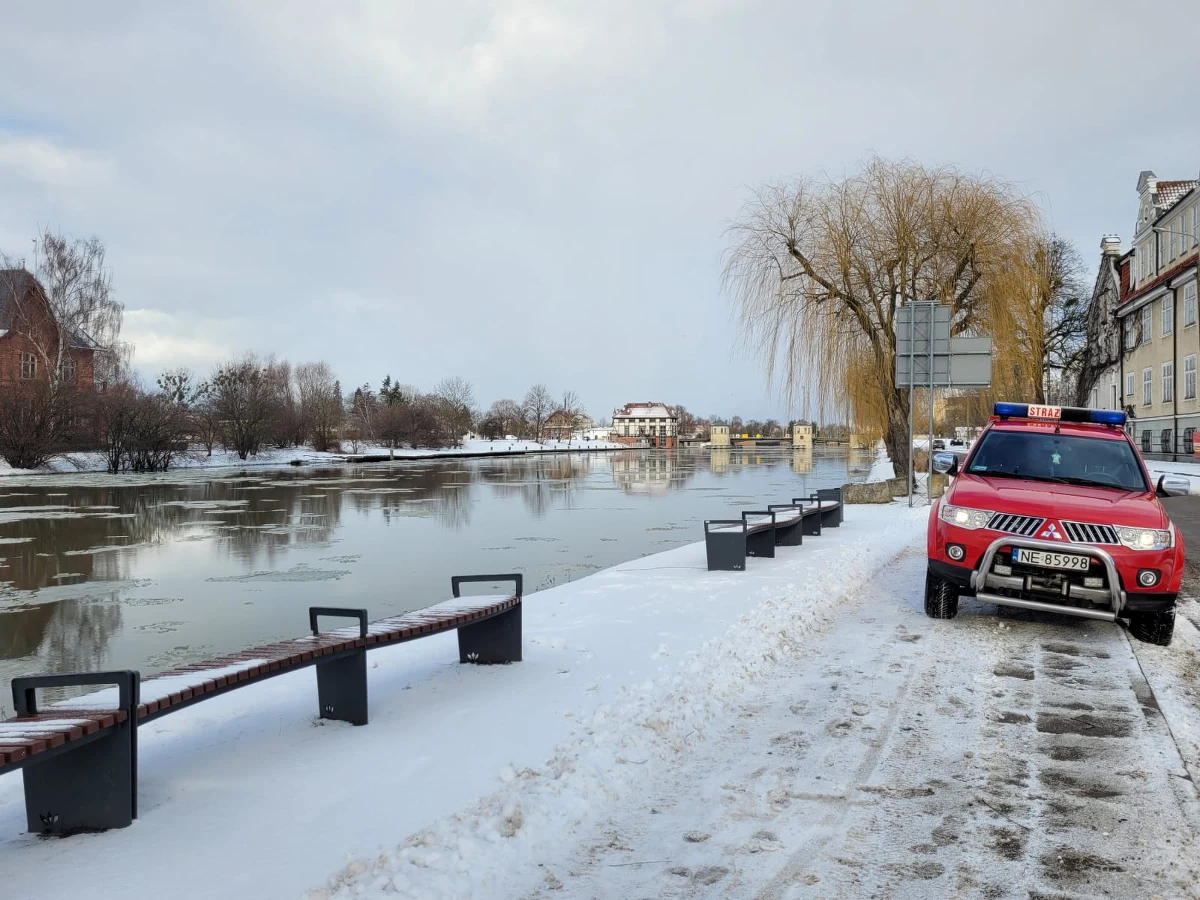 Silny wiatr tłoczył w niedzielę późnym wieczorem wodę z Zalewu Wiślanego do rzeki Elbląg. Doprowadziło to do tzw. Cofki. Strażacy musieli uszczelniać przeciekający wał przeciwpowodziowy w Nowakowie. W Elblągu wprowadzono wieczorem stan pogotowia przeciwpowodziowego.