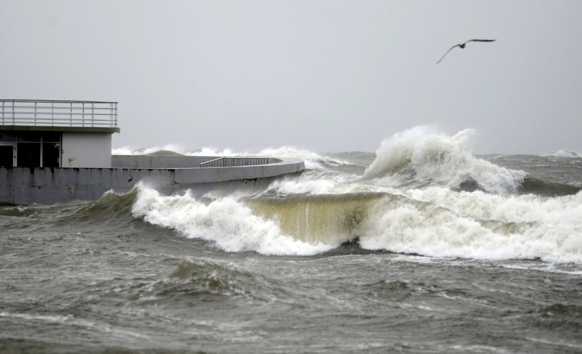 Dziś Polska znajdzie się pod wpływem płytkiego niżu. W pierwszych dniach tygodnia należy spodziewać się temperatury nieco powyżej zera w ciągu dnia i niewielkich mrozów w nocy oraz opadów deszczu, deszczu ze śniegiem i śniegu.