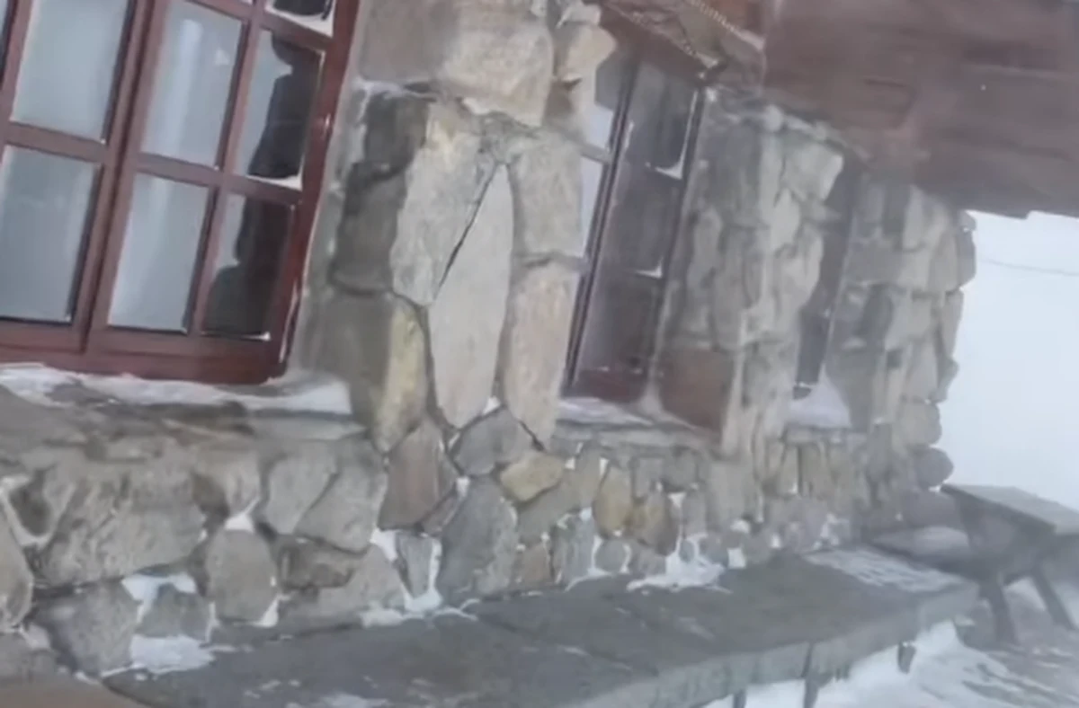 Śnieżyca i ekstremalne warunki wysoko w górach sprawiły, że schronisko w Dolinie Pięciu Stawów zostało odcięte od świata. Utknęli w nim turyści.