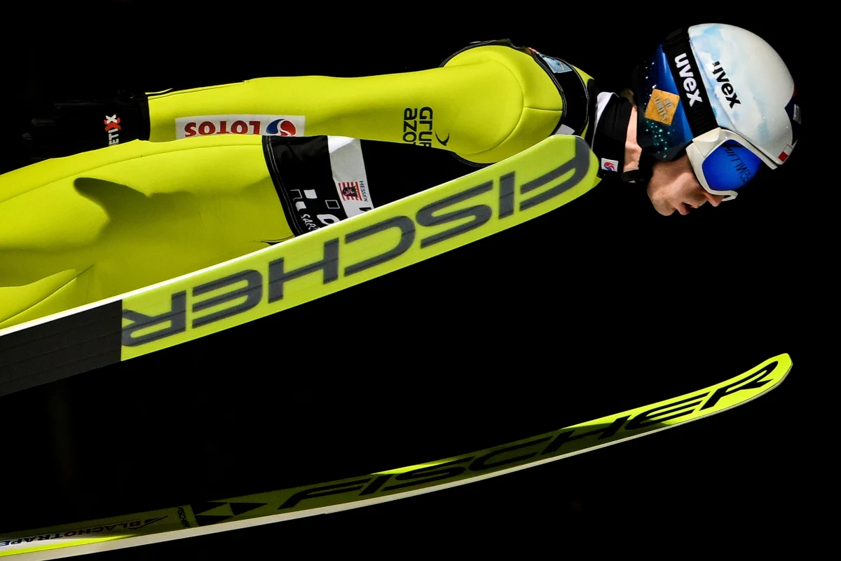 Polscy skoczkowie już dziś odlatują z Niemiec na igrzyska olimpijskie w Pekinie. Kamil Stoch i spółka mają za sobą generalny sprawdzian w Willingen, gdzie skakali ze zmiennym szczęściem, w dodatku pojawiło się zamieszanie z butami i dyskwalifikacje. "O buty będziemy jeszcze walczyć" - zapewnia Adam Małysz.