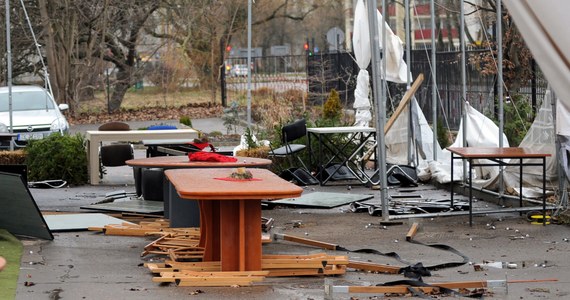 18 tysięcy zgłoszeń - to bilans działań strażaków przez dwa ostatnie dni. "To liczba, jakiej dawno nie było" - podsumowuje rzecznik Komendy Głównej PSP Karol Kierzkowski. Zginął 27-letni mężczyzna, kilkanaście osób zostało rannych. Wichury spowodowały wiele zniszczeń, które będą usuwane przez kolejne dni. 