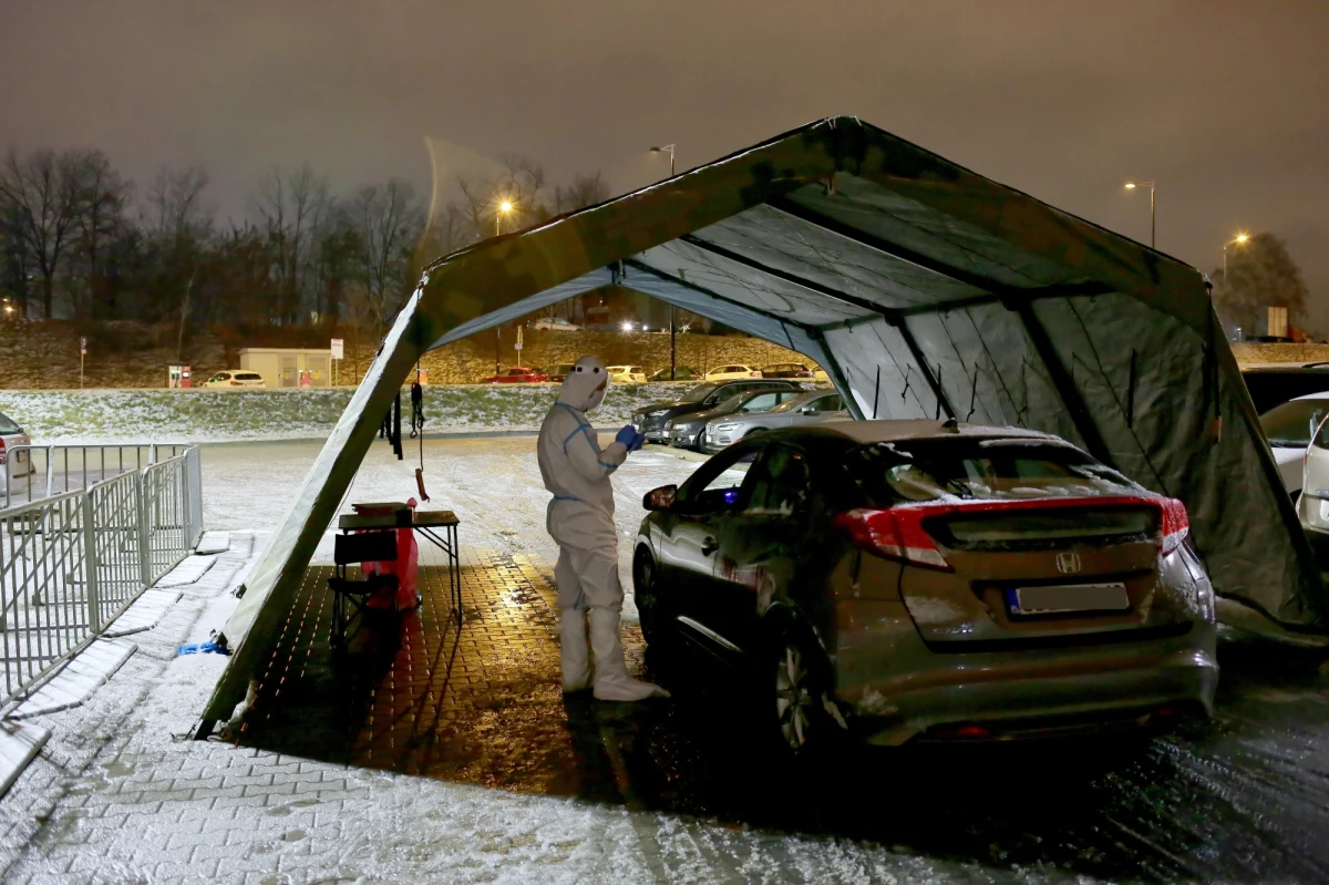 Ministerstwo Zdrowia informuje o 33 480 nowych przypadkach zakażenia koronawirusem. Ostatniej doby zmarło 33 chorych na Covid-19. Bilans epidemii koronawirusa w Polsce to 4 886 154 zakażonych. Nie żyje 105 194 spośród nich.