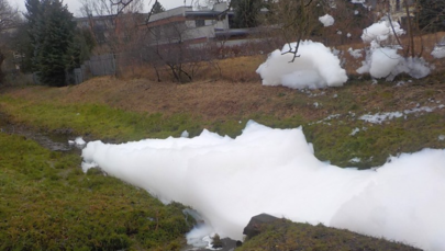 Dziwna piana i strażacy-chemicy w akcji. Ktoś wlał do kanału… płyn do mycia naczyń