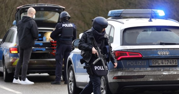 W Niemczech trwa obława na kierowcę, który zastrzelił dwoje policjantów podczas kontroli drogowej w powiecie Kusel w Nadrenii-Palatynacie. Funkcjonariusze przed śmiercią zdołali jeszcze wezwać pomoc.