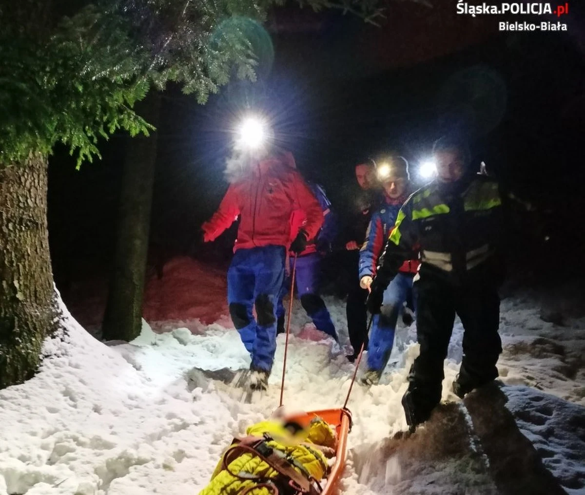 Policjanci i goprowcy odnaleźli 18-latka, który podczas śnieżnej zamieci zgubił szlak u podnóża Klimczoka. Dzięki aplikacji "Ratunek" na telefonie turysty ratownicy dość szybko do niego dotarli. Zziębnięty został sprowadzony do doliny.