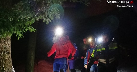Policjanci i goprowcy odnaleźli 18-latka, który podczas śnieżnej zamieci zgubił szlak u podnóża Klimczoka. Dzięki aplikacji "Ratunek" na telefonie turysty ratownicy dość szybko do niego dotarli. Zziębnięty został sprowadzony do doliny.