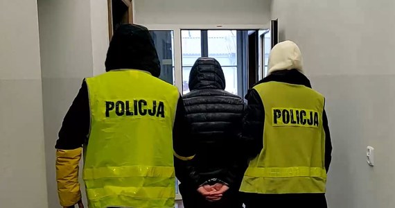 Olsztyńska policja zatrzymała 34 i 35-latka, którzy chcieli wyłudzić 300 tysięcy złotych od jednego z przedsiębiorców. Aby zmusić ofiarę do zapłaty uszkodzili samochód, a także próbowali podpalić budynek firmy. Mężczyznom grozi 10 lat więzienia.