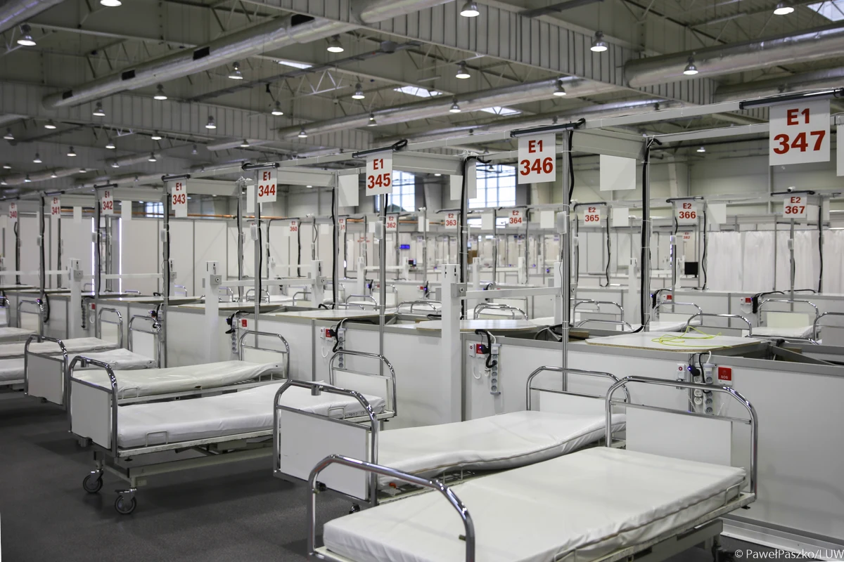 Brak miejsc w kilku szpitalach w województwie lubelskim. Wolnych jest natomiast ponad 85 proc. łózek w szpitalu tymczasowym. Z kolei dla dzieci z koronawirusem zostały jedynie 3 wolne miejsca.