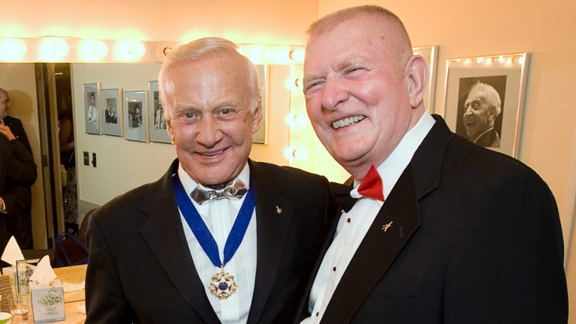 Nie wszyscy superbohaterowie noszą peleryny. Niektórzy noszą... białe kamizelki szyte przez własną żonę. Gene Kranz, legendarny dyrektor kontroli lotów NASA, sam nigdy nie stanął na Księżycu, ale gdyby nie jego nadludzkie opanowanie, zdolności przywódcze i talent do rozwiązywania najtrudniejszych inżynierskich zagadek świata, historia lotów kosmicznych byłaby o wiele bardziej ponura. 