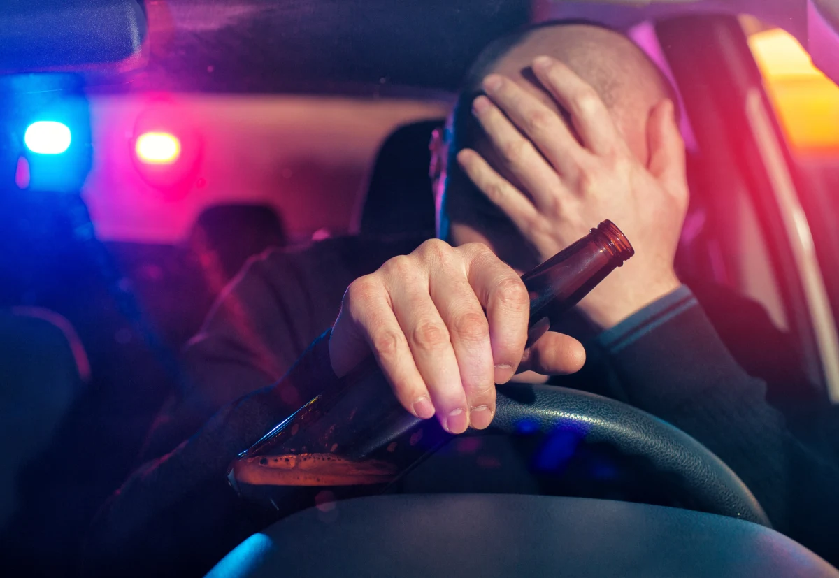 ​Pijany 21-latek w Parczewie na Lubelszczyźnie "kręcił bączki" na parkingu jednej z galerii handlowych. Mężczyzna został skontrolowany przez mundurowych i okazało się, że pojazd, którym jeździł, nie miało aktualnych badań technicznych.