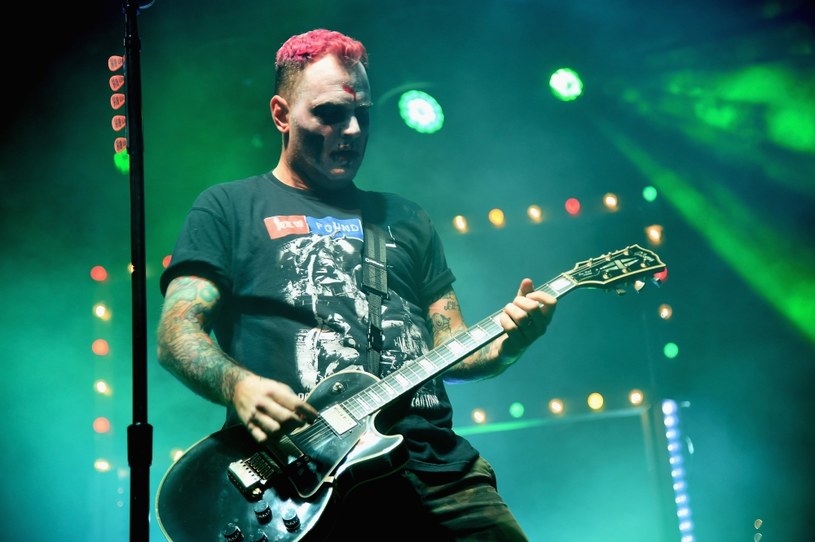 Chad Gilbert, gitarzysta i lider rockowego zespołu New Found Glory, przekazał radosne wieści na temat swojego zdrowia. Pod koniec grudnia 2021 r. muzyk przeszedł pilną operację po tym, jak wykryto u niego bardzo rzadki nowotwór - guz chromochłonny.