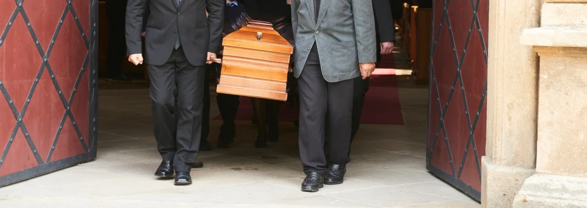 Według wstępnych danych w 2021 r. zmarło w Polsce ok. 519 tys. osób - poinformował na konferencji prezes Główny Urząd Statystyczny Dominik Rozkrut. Wpływ na to miała pandemia, która największe żniwo zbiera wśród osób starszych i mężczyzn oraz mieszkańców miast - wskazał GUS.