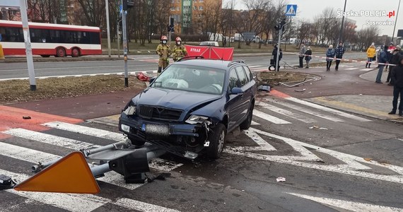 64-letni kierowca zasłabł i śmiertelnie potrącił 74-letnią kobietę. Mężczyzna zmarł w szpitalu. Zdarzenie miało miejsce w poniedziałkowy poranek w Sosnowcu.