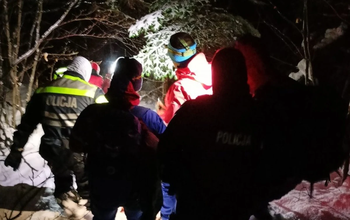 ​Udana akcja ratunkowa w Beskidzie Śląskim. 18-latek zaginął podczas wędrówki nieopodal Klimczoka. W tym czasie rozpoczęła się śnieżna zamieć i nastolatek zgubił się. Ratownikom udało się do niego dotrzeć, głównie dzięki aplikacji "Ratunek".