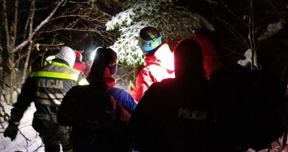 ​Udana akcja ratunkowa w Beskidzie Śląskim. 18-latek zaginął podczas wędrówki nieopodal Klimczoka. W tym czasie rozpoczęła się śnieżna zamieć i nastolatek zgubił się. Ratownikom udało się do niego dotrzeć, głównie dzięki aplikacji "Ratunek".