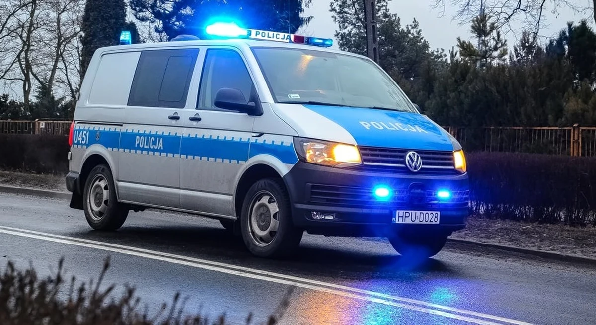 ​Policja w gminie Żerków w Wielkopolsce zatrzymała 33-latka, który po pijaku i bez prawa jazdy prowadził samochód. Razem z nim podróżowała żona i dwójka dzieci.