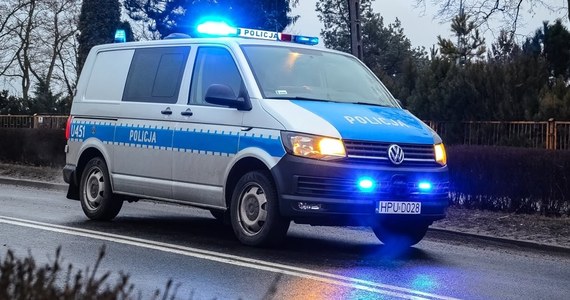 ​Policja w gminie Żerków w Wielkopolsce zatrzymała 33-latka, który po pijaku i bez prawa jazdy prowadził samochód. Razem z nim podróżowała żona i dwójka dzieci.