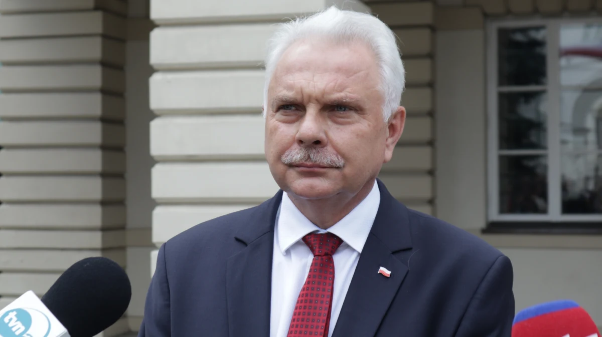 Ministerstwo Zdrowia poinformowało, że wiceszef resortu Waldemar Kraska jest zakażony koronawirusem. SARS-CoV-2 wykryto też u oficerów SOP ochraniających ministra zdrowia Adama Niedzielskiego.