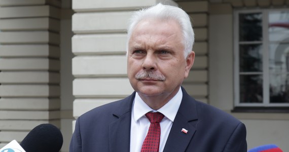 Ministerstwo Zdrowia poinformowało, że wiceszef resortu Waldemar Kraska jest zakażony koronawirusem. SARS-CoV-2 wykryto też u oficerów SOP ochraniających ministra zdrowia Adama Niedzielskiego.