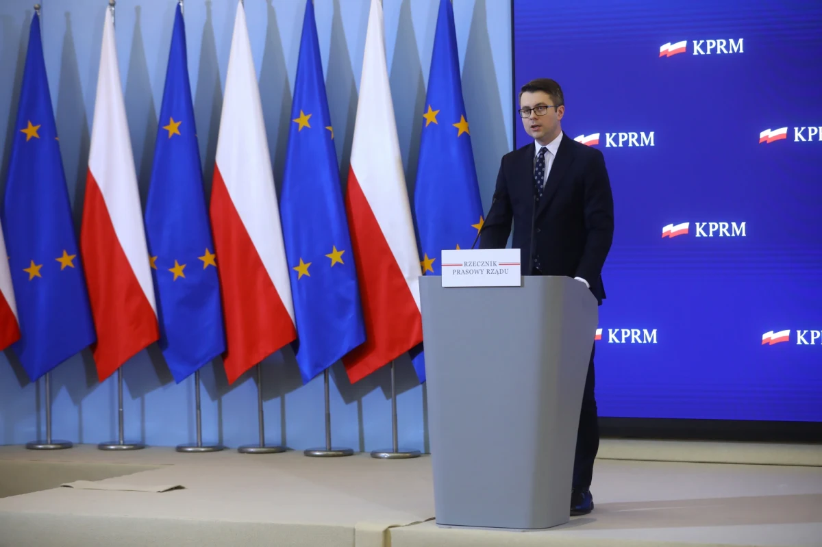 „Nie obawiam się o większość parlamentarną w aktualnym Sejmie. Nie wierzę, że komisja śledcza w tym parlamencie jest w stanie wyjaśnić jakiekolwiek kwestie. Stanie się politycznym teatrem” - powiedział rzecznik rządu Piotr Müller.