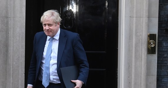 Niektóre z tych wydarzeń nie powinny mieć miejsca, niektóre z zachowań im towarzyszącym są trudne do usprawiedliwienia, a niektóre osoby na Downing Street zawiodły w kwestii przywództwa i oceny sytuacji - napisano w raporcie na temat przyjęć w biurze brytyjskiego premiera. Boris Johnson przeprosił, ale stwierdził, że nie zamierza ustępować.