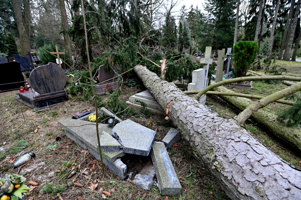 Liczba interwencji strażaków w skali weekendu była największa od kilkudziesięciu lat - podkreśliło Ministerstwo Spraw Wewnętrznych i Administracji. Strażacy wyjeżdżali blisko 18 tysięcy razy.