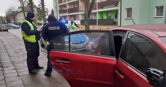 43-letni mieszkaniec powiatu słupskiego, który nie zatrzymał się do kontroli drogowej w Nowej Dąbrowie i próbował przejechać policjantów, został zatrzymany po pościgu w Lęborku. Auto, którym kierował, wcześniej ukradł. W poniedziałek usłyszał zarzuty - podała pomorska policja.