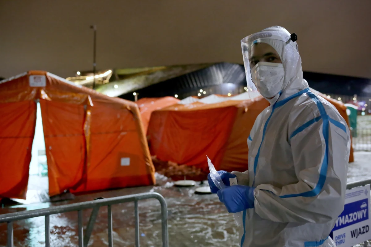 Podwariant BA.2 Omikronu jest bardziej zakaźny niż poprzednik BA.1 i łatwiej potrafi infekować osoby zaszczepione - wykazało badanie duńskiej agencji kontroli chorób zakaźnych (SSI). Nowy podwariant zdominował zakażenia SARS-CoV-2 w Danii w drugim tygodniu stycznia - informowała agencja Reutera.