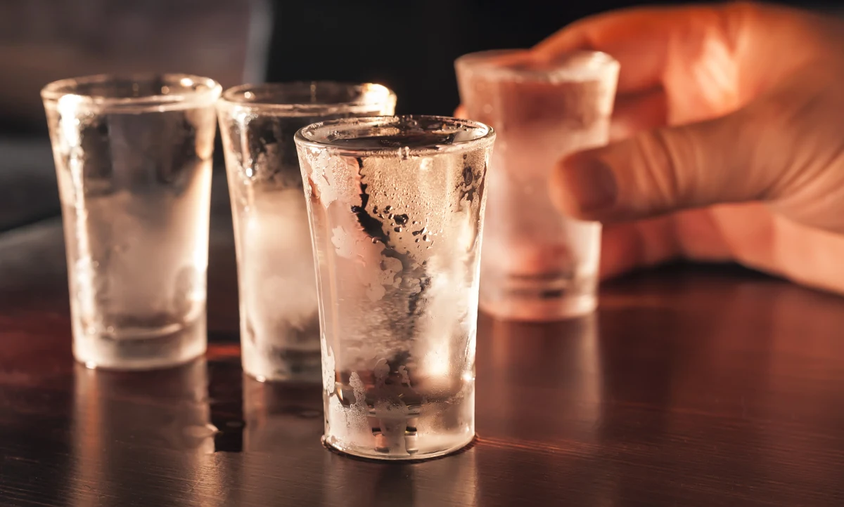 ​Łódzka prokuratura i komenda wyjaśniają, co wydarzyło się w mieszkaniu emerytowanego funkcjonariusza. Według nieoficjalnych informacji lokalnych mediów, w lokalu przebywało też dwóch czynnych policjantów i dwie nastolatki, a sąsiedzi mówią o "suto zakrapianej imprezie".