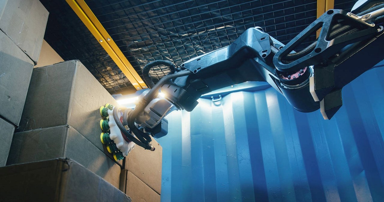 Słynna na cały świat firma, na co dzień budująca zaawansowane roboty, pokazała w ubiegłym roku w akcji swojego nowego robota przeznaczonego do zadań specjalnych w centrach logistycznych. Robot właśnie pojawił się w magazynie DHL.
