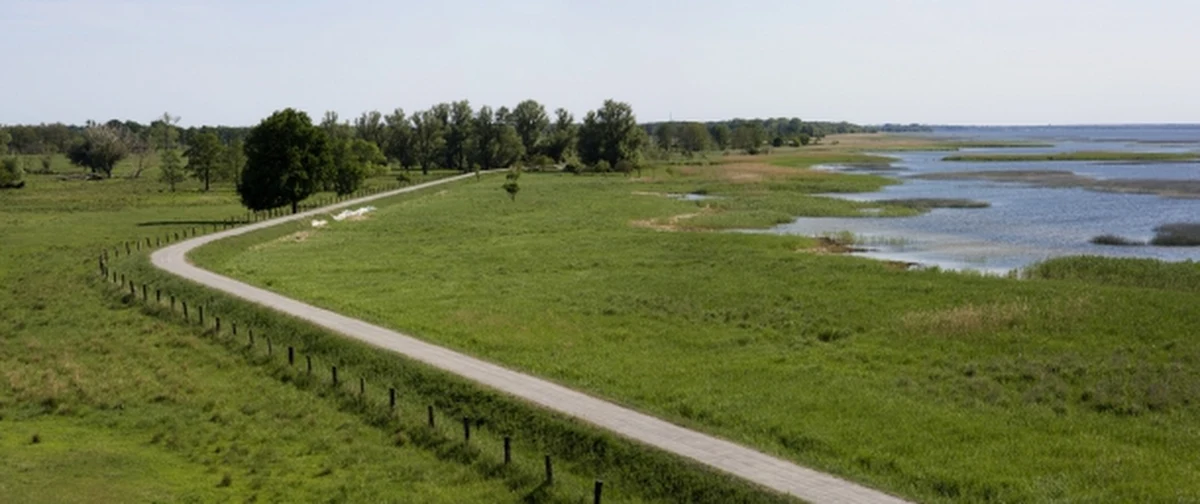 ​Mapę trasy wokół Zalewu Szczecińskiego z opisami w języku polskim i niemieckim, a także informacjami dla rowerzystów przygotował zachodniopomorski Urząd Marszałkowski. Mapy można otrzymać m.in. w centrach informacji w Szczecinie i Koszalinie.