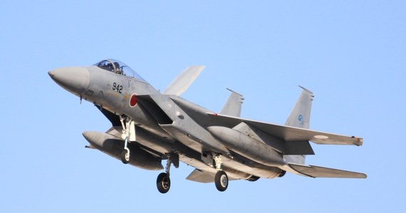 Minister obrony narodowej Nobuo Kishi napisał na Twitterze, że w ocenie resortu poszukiwany od wczoraj myśliwiec F-15 rozbił się tuż po starcie w pobliżu bazy Komatsu w prefekturze Ishikawa.