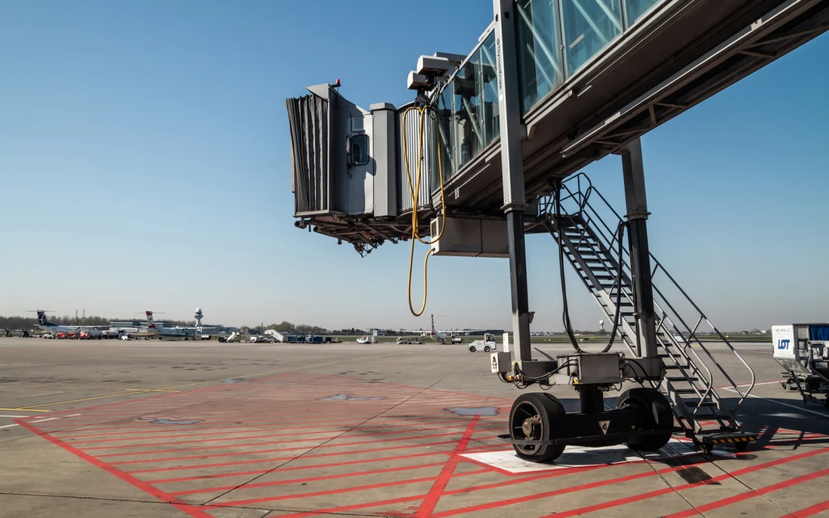 Kolejnych 55 kontrolerów Polskiej Agencji Żeglugi Powietrznej złożyło oświadczenia woli z odmową przyjęcia zaproponowanych im warunków pracy i płacy wynikających z obowiązującego w Agencji regulaminu wynagradzania - poinformowała PAP rzeczniczka PAŻP Agata Król. W sumie chodzi o 167 kontrolerów.