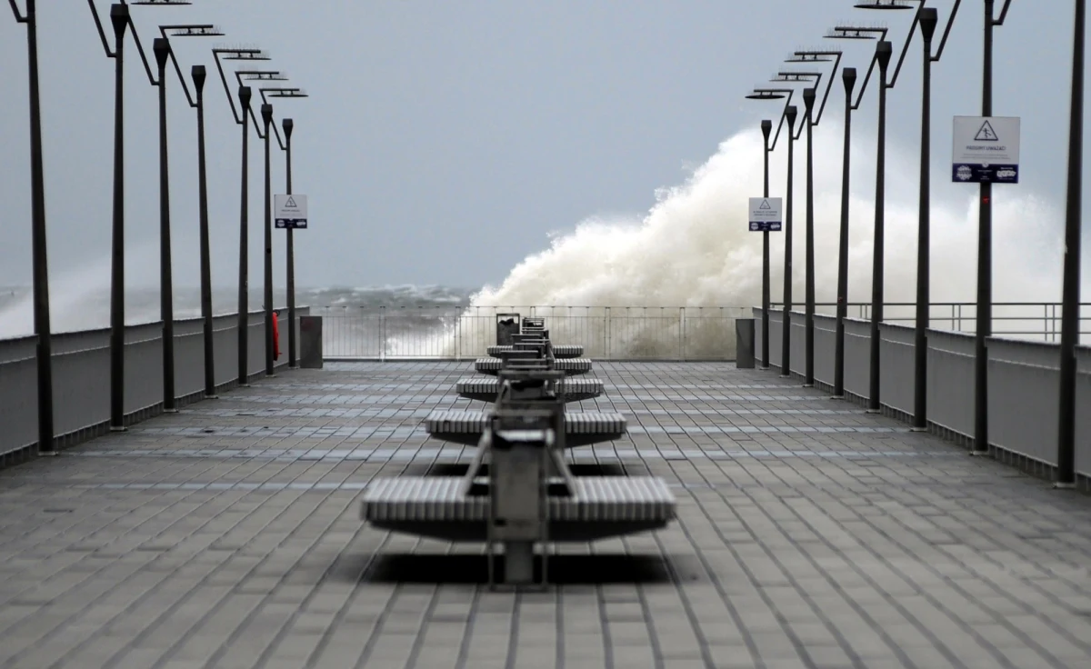 Do Polski napływa kolejny niż. Dziś będzie wiało, choć tak silnych porywów jak w weekend nie musimy się już obawiać - mówi synoptyk IMGW Szymon Ogórek.