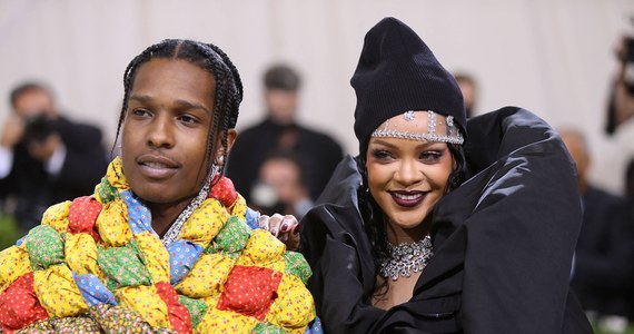 Światowej sławy piosenkarka Rihanna oczekuje swojego pierwszego dziecka. Jego ojcem jest raper Asap Rocky.