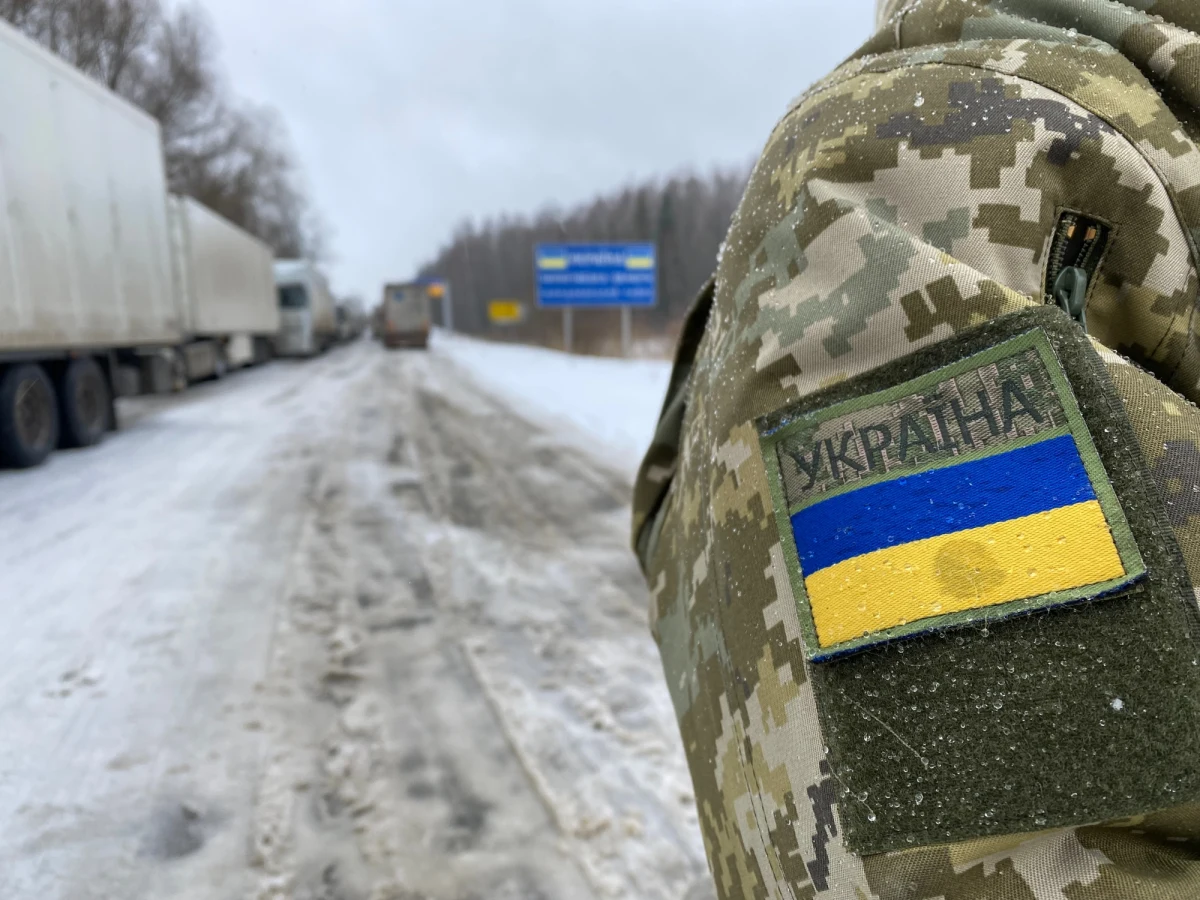 "Zwiększona liczba patroli to nie nowość" - mówi specjalnemu wysłannikowi RMF FM na Ukrainę funkcjonariuszka tamtejszej straży granicznej. Chodzi konkretnie o odcinek, na którym łączą się trzy państwa: Rosja, Białoruś i Ukraina. Jest tak w bliskim sąsiedztwie wsi Sjeńkiwka.