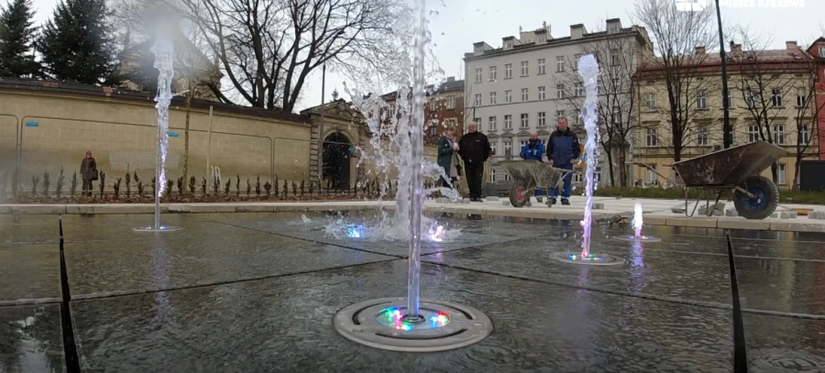 Przebudowa placu Biskupiego w Krakowie trwała od wielu miesięcy. Pierwszy wykonawca nie dotrzymał terminu i umowa z nim została zerwana. Nowy wykonawca zakończył już wszystkie roboty i 7 lutego odbędzie się odbiór techniczny placu.