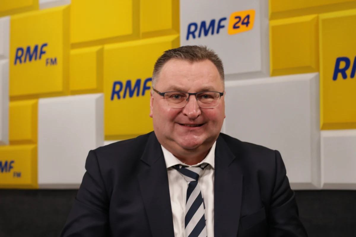 "Mamy szansę zagrać w Katarze. Ale też nie będzie to prosta sprawa" – mówił w Porannej rozmowie w RMF FM Czesław Michniewicz, selekcjoner piłkarskiej reprezentacji Polski, pytany o to, jak nasza kadra poradzi sobie w barażach do mistrzostw świata. "Myślę, że faworytem (meczu z Rosją – przyp. red.) jesteśmy my, natomiast faworyt nie zawsze wygrywa. To też trzeba wziąć pod uwagę. Wierzę w siebie, wierzę w swoją drużynę" – dodał.