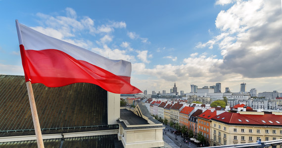 Hymn Polski czeka zmiana kolejności zwrotek? Jak podaje "Rzeczpospolita", resort kultury nie odstępuje od tego pomysłu, mimo wycofania się z innych zmian zawartych w projekcie ustawy o symbolach. 