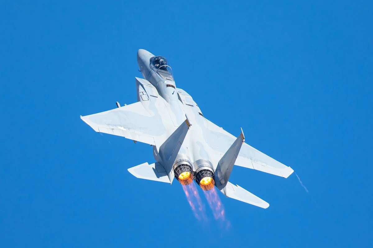 "Odnaleziono fragment japońskiego myśliwca F-15, który prawdopodobnie spadł w poniedziałek do morza wkrótce po starcie z bazy wojskowej. Trwają poszukiwania dwóch członków załogi" – poinformował rzecznik rządu w Tokio Hirokazu Matsuno.