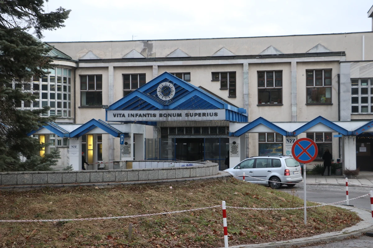 Szpital dziecięcy w Krakowie-Prokocimiu od dziś pracuje w trybie ostrodyżurowym. Zawieszono tam wszystkie przyjęcia oraz planowe zabiegi i operacje. Ze szpitala odeszło 29 lekarzy, większość to anestezjolodzy. Ograniczono także pracę Szpitalnego Oddziału Ratunkowego, powiadomione są o tym wszystkie służby, a także pogotowie ratunkowe. Jeżeli szpital nie będzie w stanie udzielić pomocy, część pacjentów może być przewożona do innych placówek w kraju.