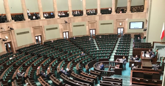 Rozpoczęło się posiedzenie Sejmu, która zostało zwołane tylko po to, by przyjąć projekt o testowaniu pracowników. Cały czas nie wiadomo, czy partia rządząca znajdzie poparcie dla projektu.