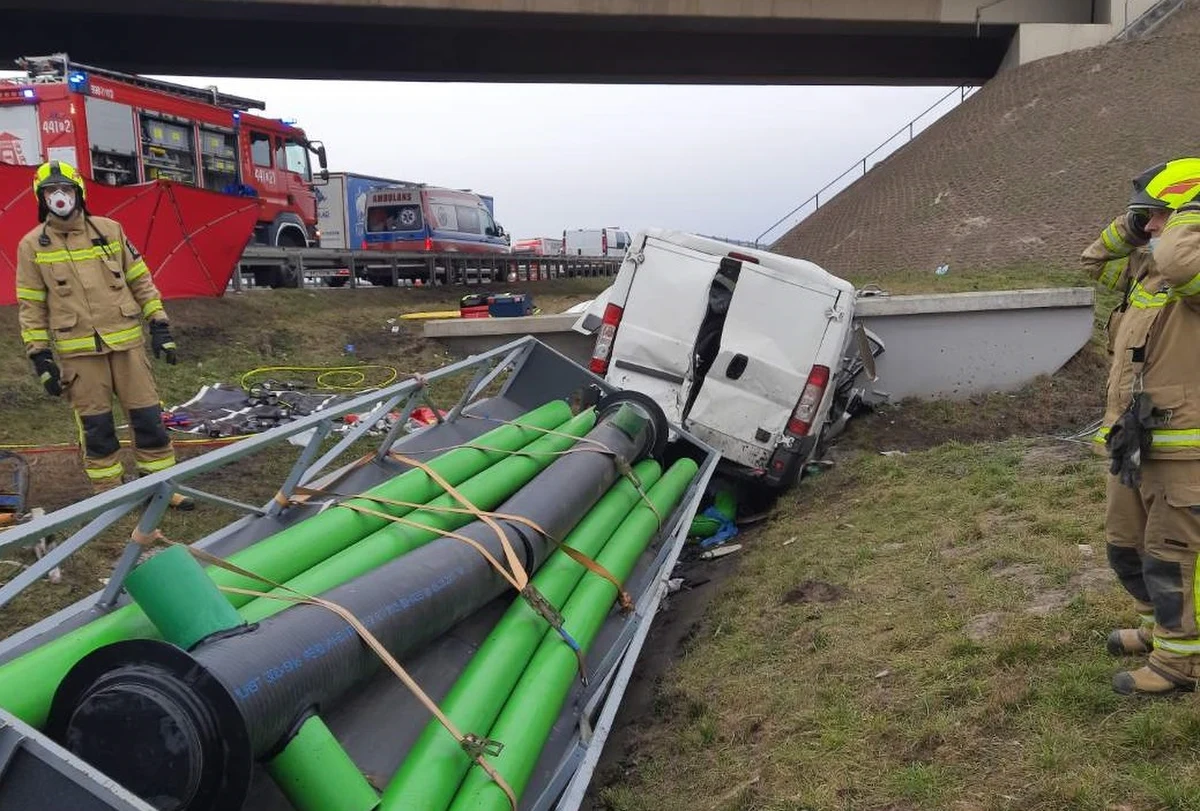 ​Tragiczny wypadek na autostradzie A4 pomiędzy węzłami Krapkowice i Opole Południe. Kierowca busa zjechał ze swojego pasa i uderzył w przepust. Zginęły trzy osoby, a jedna jest ranna.