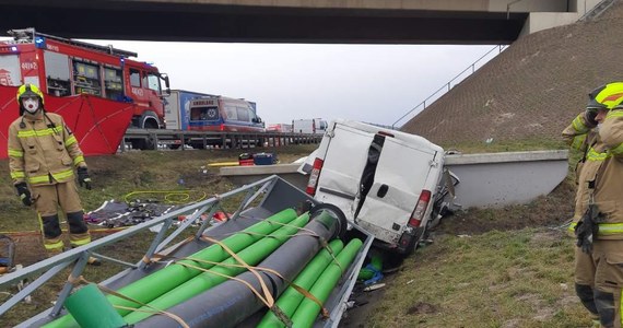 ​Tragiczny wypadek na autostradzie A4 pomiędzy węzłami Krapkowice i Opole Południe. Kierowca busa zjechał ze swojego pasa i uderzył w przepust. Zginęły trzy osoby, a jedna jest ranna.