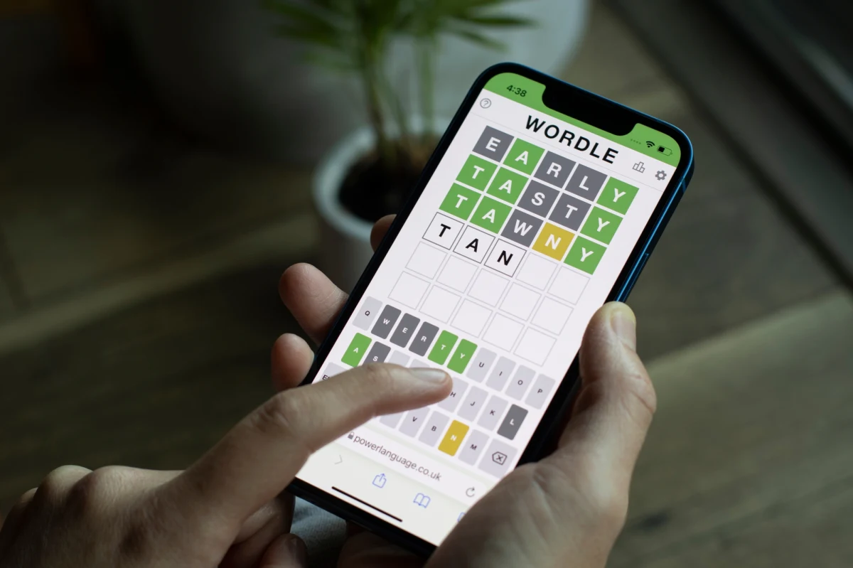 Spółka New York Times Co. poinformowała, że nabyła Wordle, internetową grę słowną, która w ostatnich miesiącach zyskała ogromną popularność. Firma, do której należy jeden z najważniejszych amerykańskich dzienników, zamierza do 2025 r. zdobyć 10 mln subskrybentów.