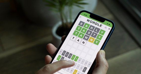 Spółka New York Times Co. poinformowała, że nabyła Wordle, internetową grę słowną, która w ostatnich miesiącach zyskała ogromną popularność. Firma, do której należy jeden z najważniejszych amerykańskich dzienników, zamierza do 2025 r. zdobyć 10 mln subskrybentów.